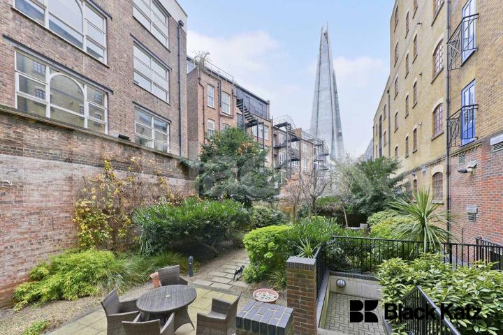 Warehouse style apartment with 900 sq. ft. of living and entertaining space Lion Court.  Shand Street, London Bridge